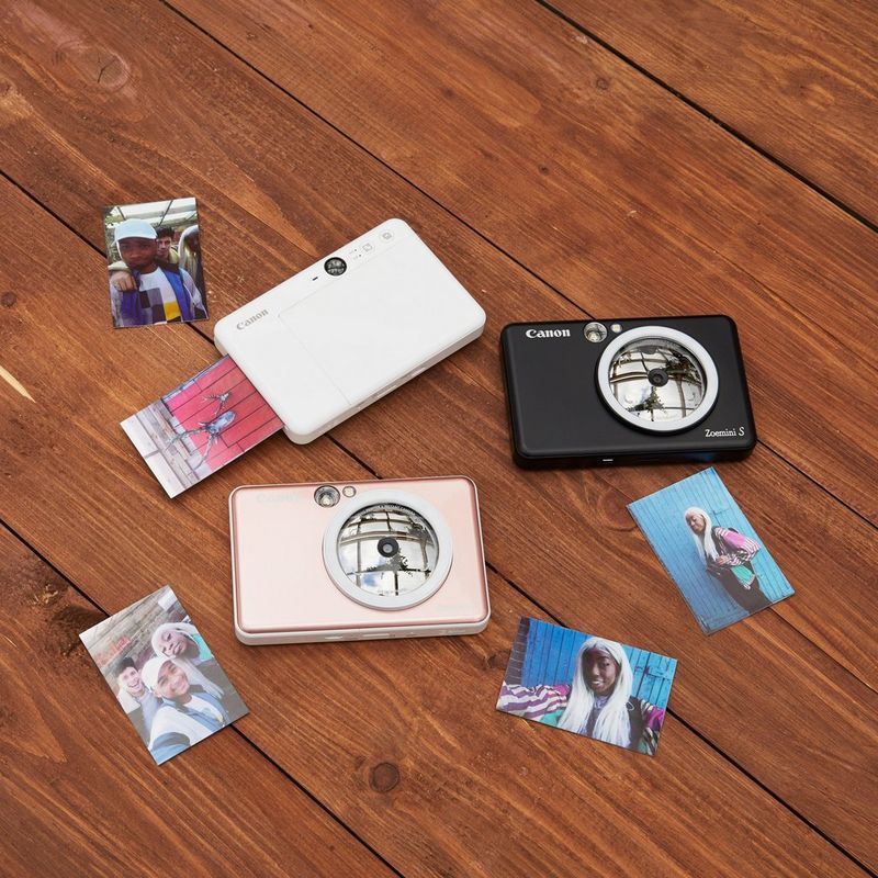 Canon Zoemini S Sofortbildkamera und Mini-Fotodrucker, Roségold Drucker mit Ausdrucken auf einem Schreibtisch