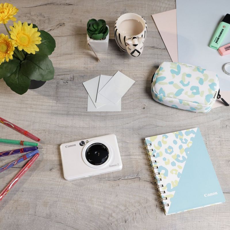 Canon Zoemini S mobile Sofortbildkamera mit Mini-Fotodrucker, Perlweiß + Tagebuch + Tasche Drucker auf einem Schreibtisch mit Stiften