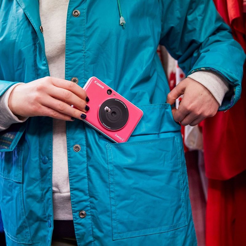 Canon Zoemini C Sofortbildkamera und Mini-Fotodrucker, Bubblegum Pink Frauen, die den Drucker in ihre Jackentasche stecken