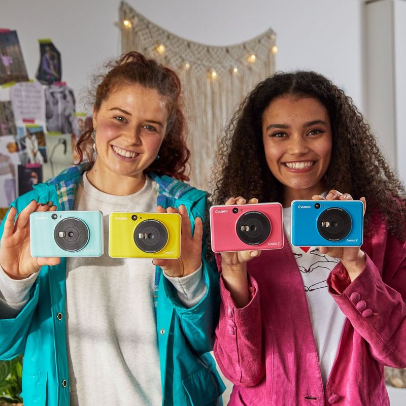 Canon Zoemini C Sofortbildkamera und Mini-Fotodrucker, Bubblegum Pink 2 Mädchen mit 4 Druckern in den Händen