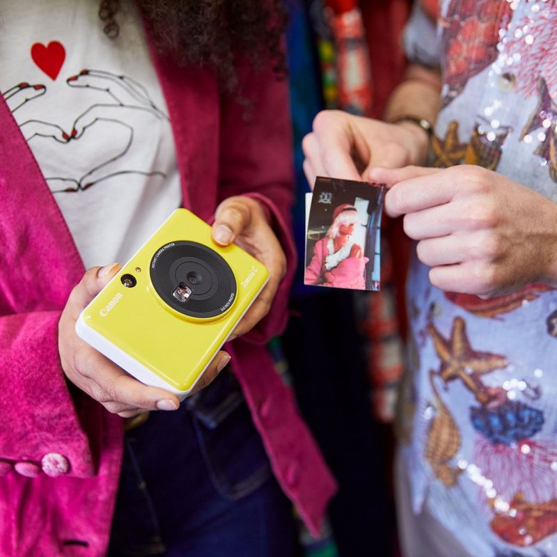Canon Zoemini C Sofortbildkamera und Mini-Fotodrucker, Bumblebee Gelb 2 Mädchen mit dem Drucker und Foto