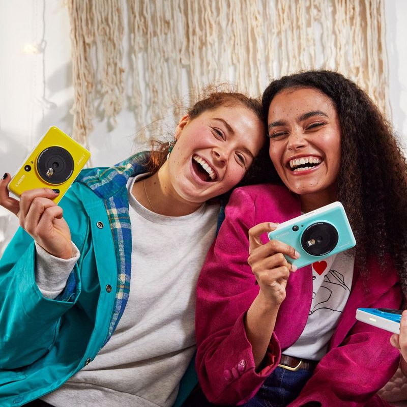 Canon Zoemini C Sofortbildkamera und Mini-Fotodrucker, Bumblebee Gelb 2 Mädchen posieren mit der Kamera