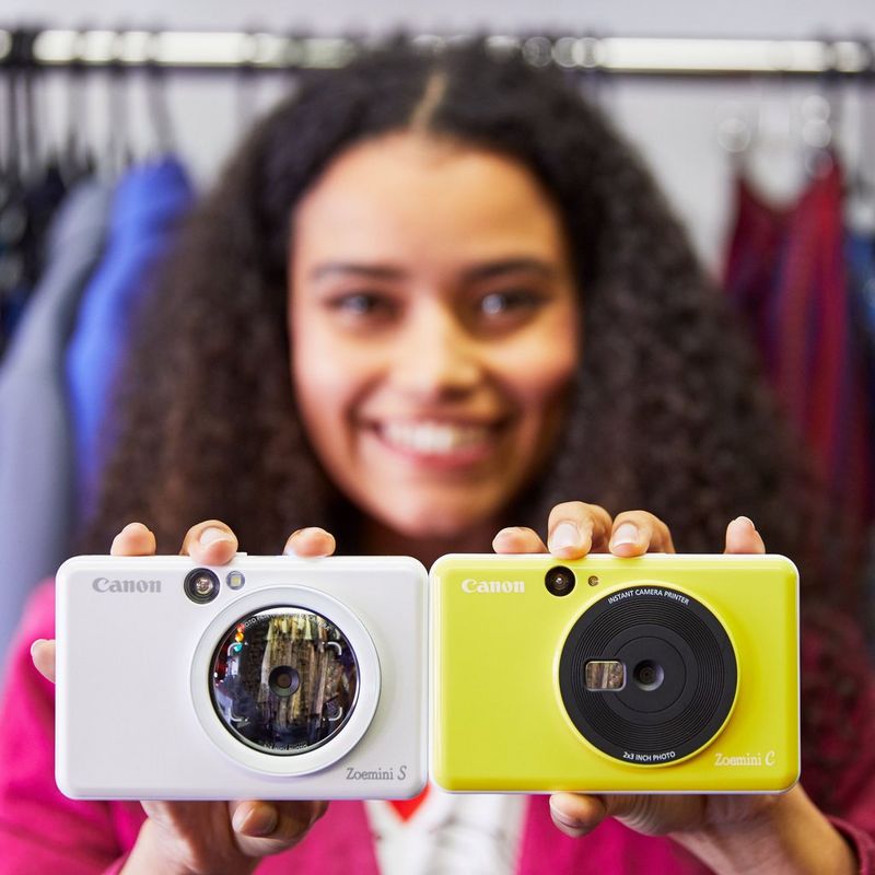 Canon Zoemini C Sofortbildkamera und Mini-Fotodrucker, Bumblebee Gelb Mädchen posiert mit 2 Druckern
