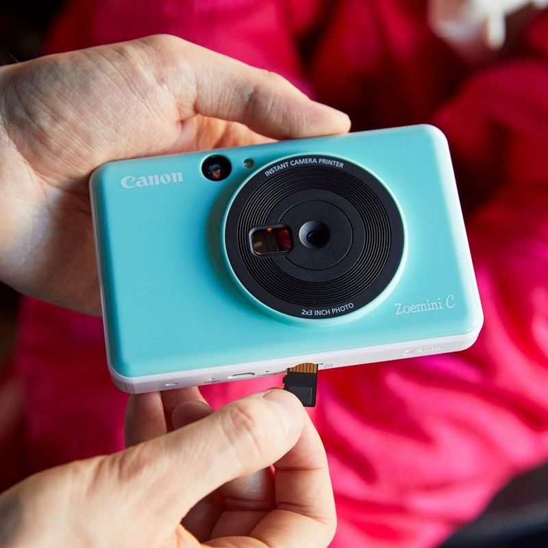 Canon Zoemini C Sofortbildkamera und Mini-Fotodrucker, Mintgrün Hände, die einen Speicherstick in den Drucker einsetzen