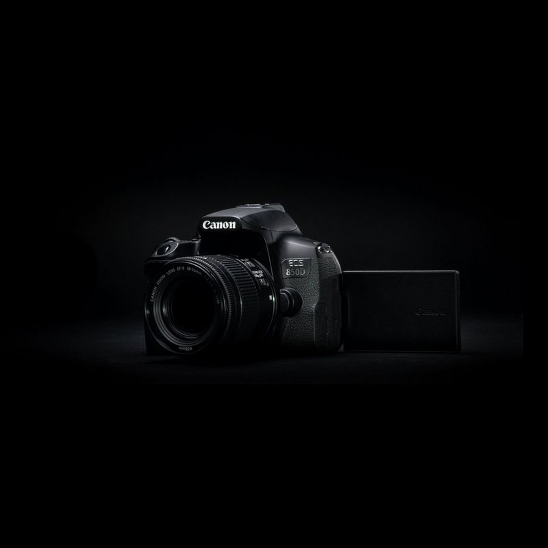 Canon EOS 850D + EF-S 18-55mm f/4-5.6 IS STM Objektiv Produkt Vorderansicht mit ausgeklapptem Bildschirm