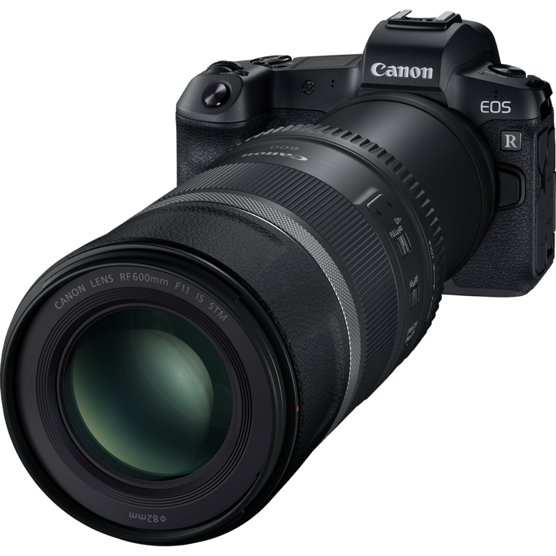Canon RF 600mm F11 IS STM Objektiv Produkt Diagonale Ansicht des erweiterten Objektivs mit einer Kamera