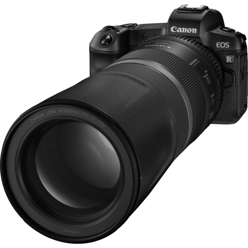 Canon RF 800mm F11 IS STM Objektiv Produkt Diagonale Ansicht mit einer Kamera
