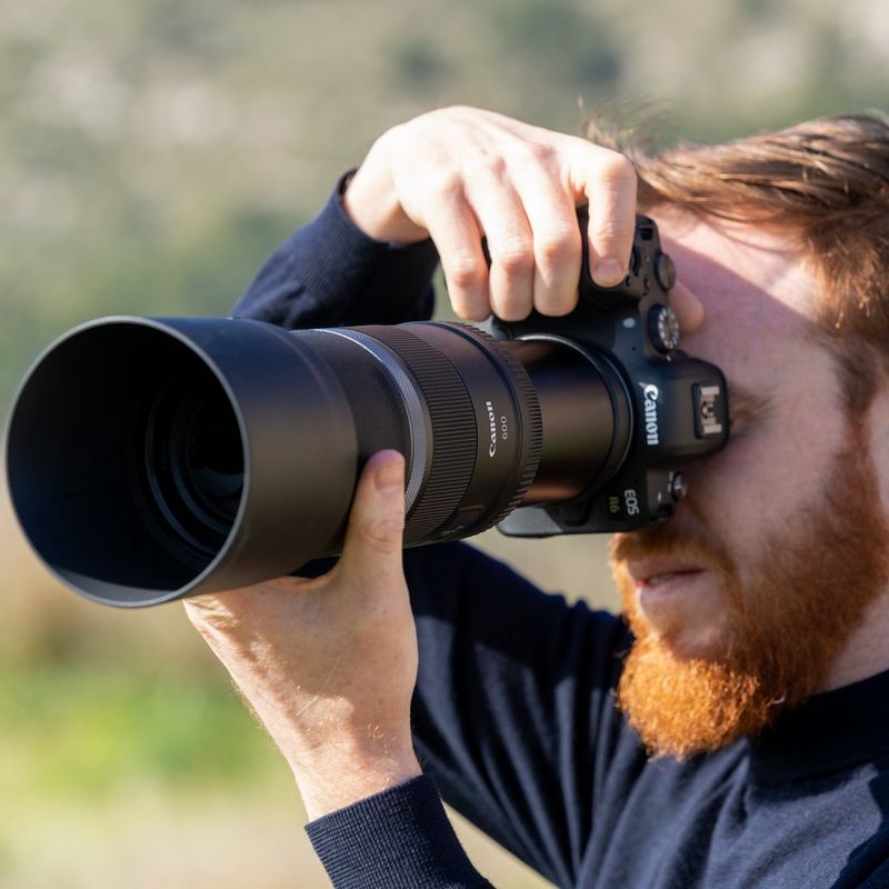 Canon ET-88B Streulichtblende 0 Mann, der eine Kamera mit angebrachter Streulichtblende verwendet