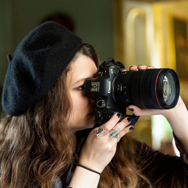 Canon EOS R6 spiegellose Kamera + RF 24-105mm F4-7.1 IS STM Objektiv 0 Eine Frau, die die Kamera vor ihr Gesicht hält