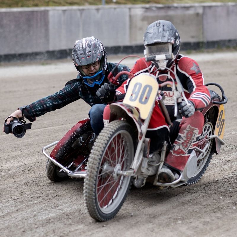 Canon EOS R6 spiegellose Kamera + RF 24-105mm F4-7.1 IS STM Objektiv 0 Action-Aufnahmen auf einem Motorrad