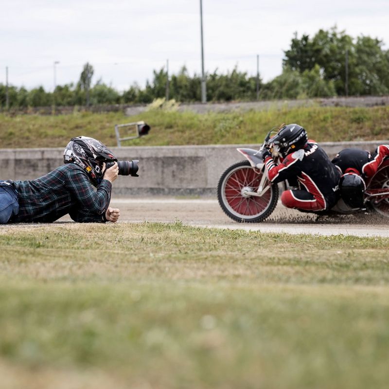 Canon EOS R6 spiegellose Kamera + RF 24-105mm F4-7.1 IS STM Objektiv 0 Action-Aufnahmen eines Motorrads