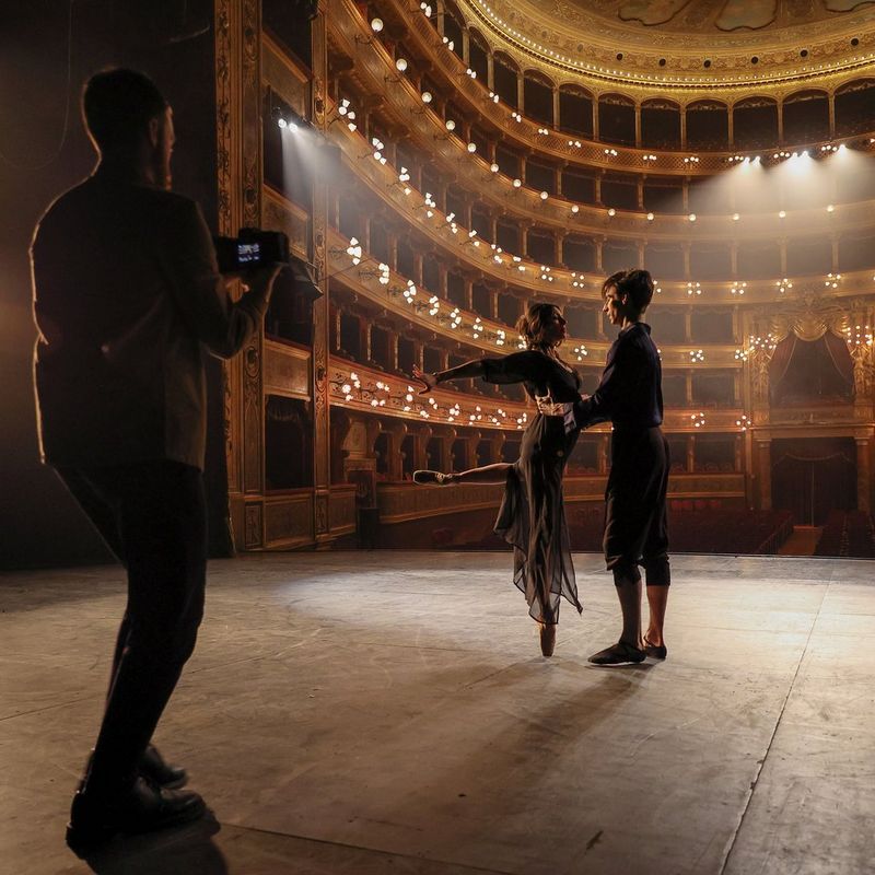 Canon EOS R6 spiegellose Kamera + RF 24-105mm F4-7.1 IS STM Objektiv 0 Aufnehmen von Fotos von Tänzern in einem dunklen Theater