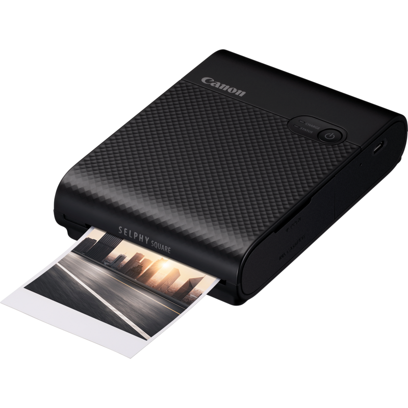Canon SELPHY SQUARE QX10 mobiler WLAN-Farbfotodrucker, Premium-Kit, Schwarz Produkt Schrägansicht von links mit Ausdruck