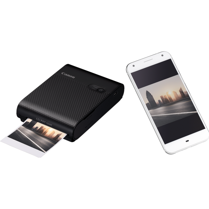 Canon SELPHY SQUARE QX10 mobiler WLAN-Farbfotodrucker, Premium-Kit, Schwarz Ansicht von links mit Ausdruck und Handy auf der rechten Seite