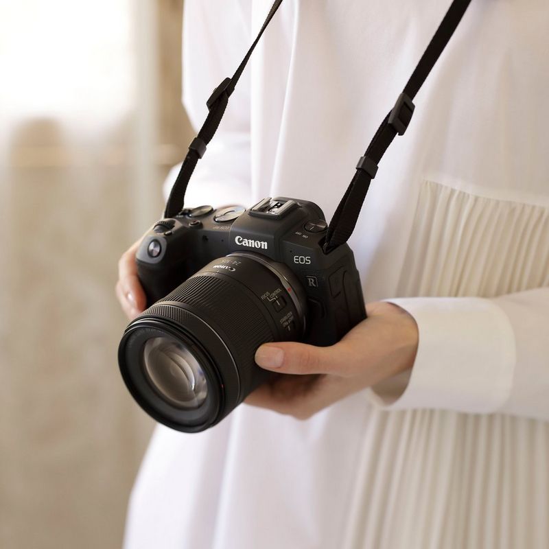 Canon RF 24-105mm F4-7.1 IS STM Objektiv Eine Frau, die eine Kamera hält
