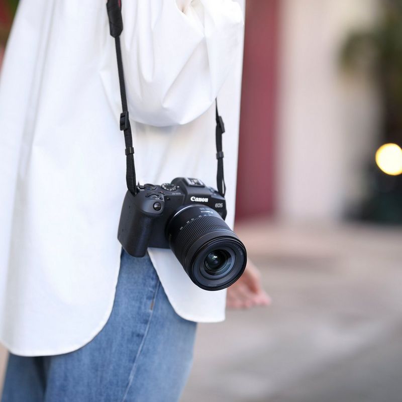 Canon RF 24-105mm F4-7.1 IS STM Objektiv Eine Frau, die eine Kamera an ihrer Seite trägt