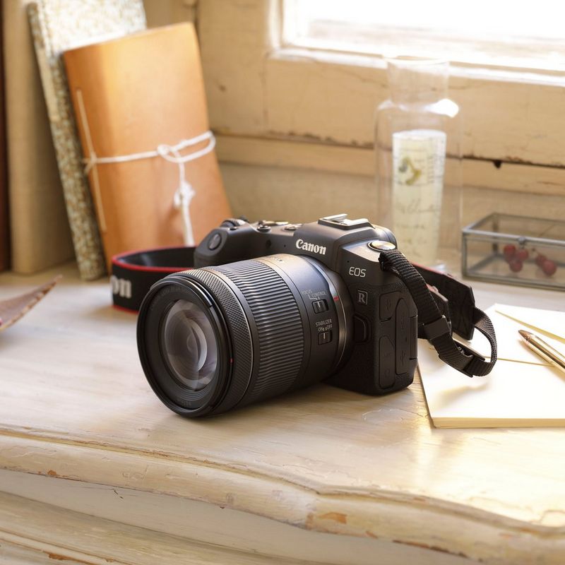 Canon RF 24-105mm F4-7.1 IS STM Objektiv Eine Kamera auf einem Schreibtisch