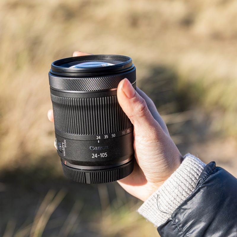 Canon RF 24-105mm F4-7.1 IS STM Objektiv Eine Hand, die das Objektiv hält