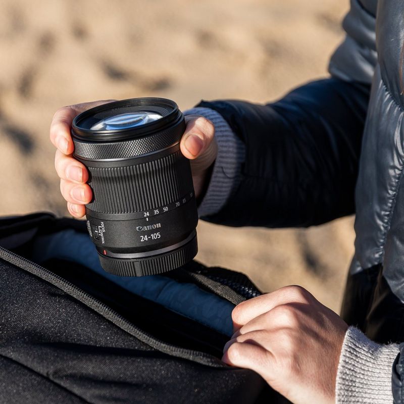 Canon RF 24-105mm F4-7.1 IS STM Objektiv Herausnehmen des Objektivs aus einer Kameratasche