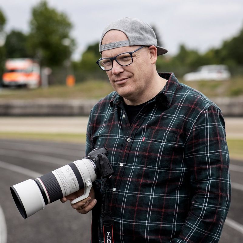 Canon RF 100-500mm F4.5-7.1L IS USM Objektiv Ein Mann, der eine Kamera hält