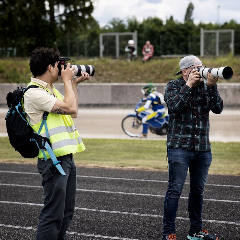 Canon RF 100-500mm F4.5-7.1L IS USM Objektiv Männer, die die Kameras vor ihren Gesichtern halten