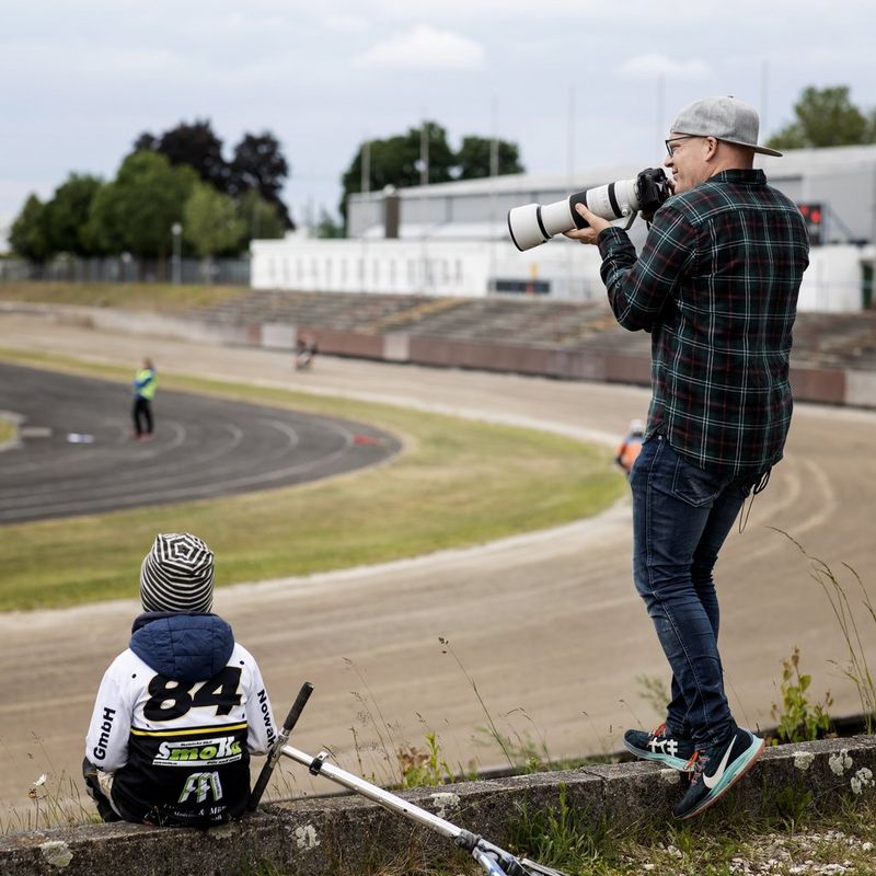 Canon RF 100-500mm F4.5-7.1L IS USM Objektiv Ein Mann mit einer Kamera auf einem Pfad