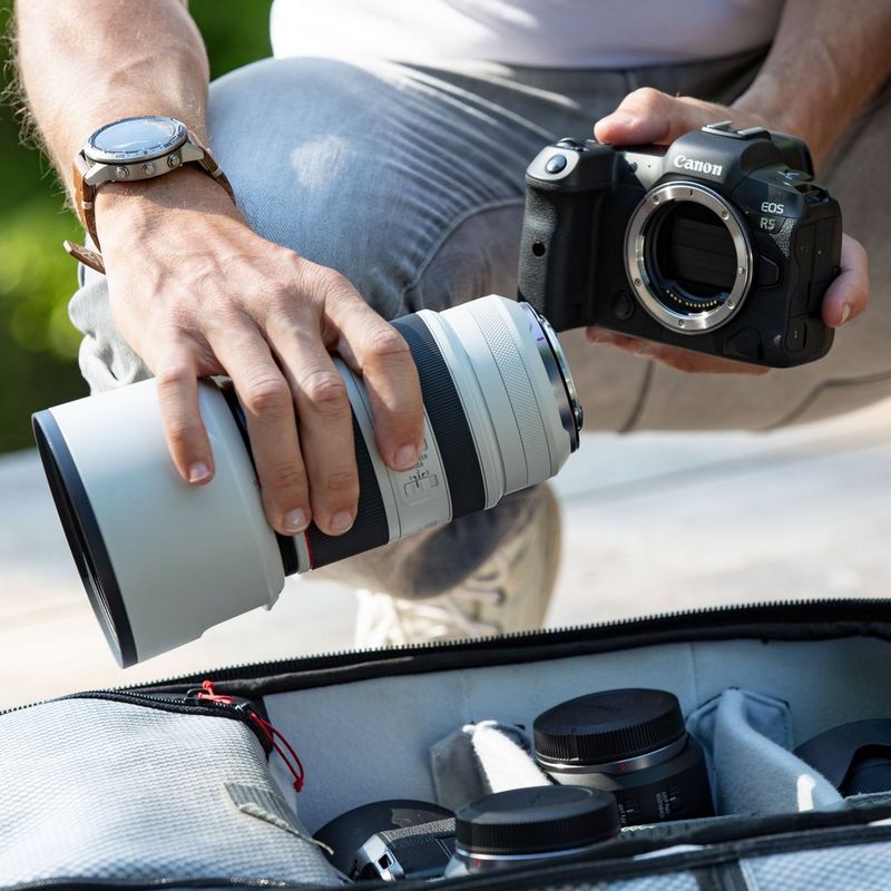 Benutzer verbindet ein Objektiv mit dem Kameragehäuse