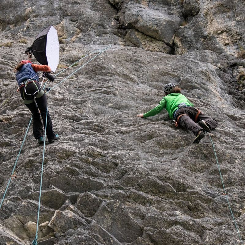 Fotograf nimmt ein Foto von einem Felskletterer auf