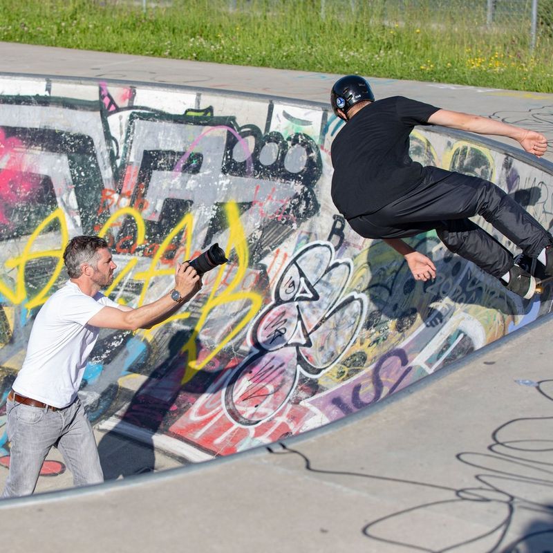Mann nimmt ein Foto in einem Skateboardpark auf