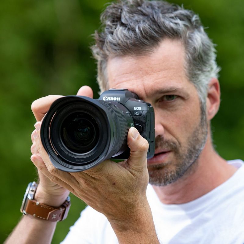 Ein Benutzer nimmt ein Foto mit am Objektiv befestigter Gegenlichtblende auf