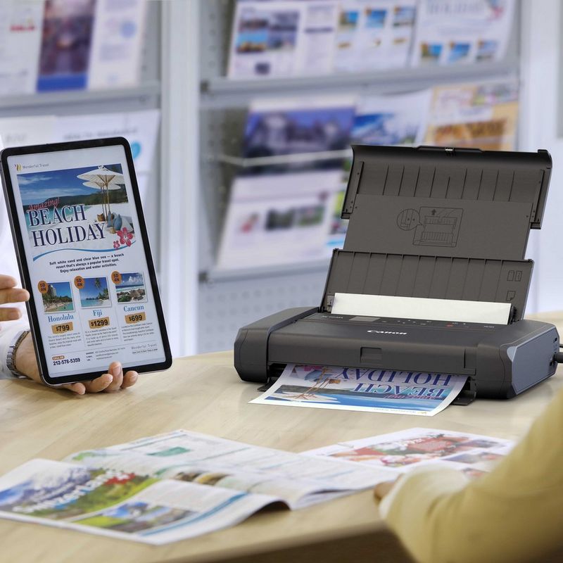 Canon PIXMA TR150 mobiler Tintenstrahldrucker Produkt Vorderansicht mit einer Person, die von einem Tablet aus druckt