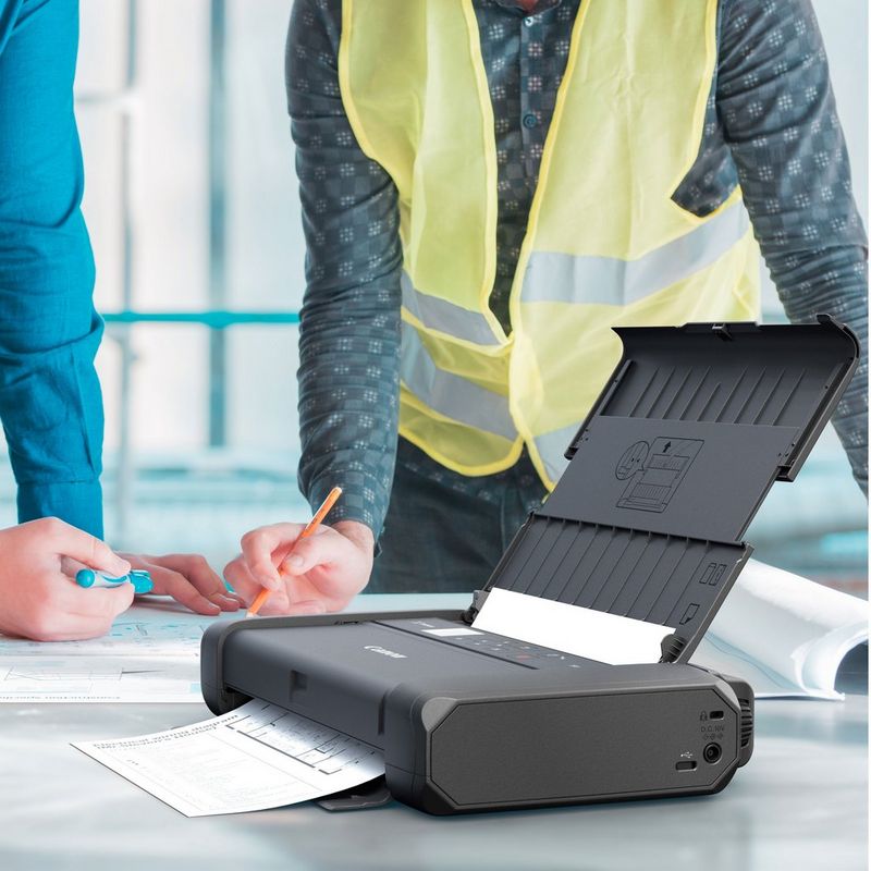 Canon PIXMA TR150 mobiler Tintenstrahldrucker mit Akku Auf einem Tisch mit ausgeklapptem Papierfach