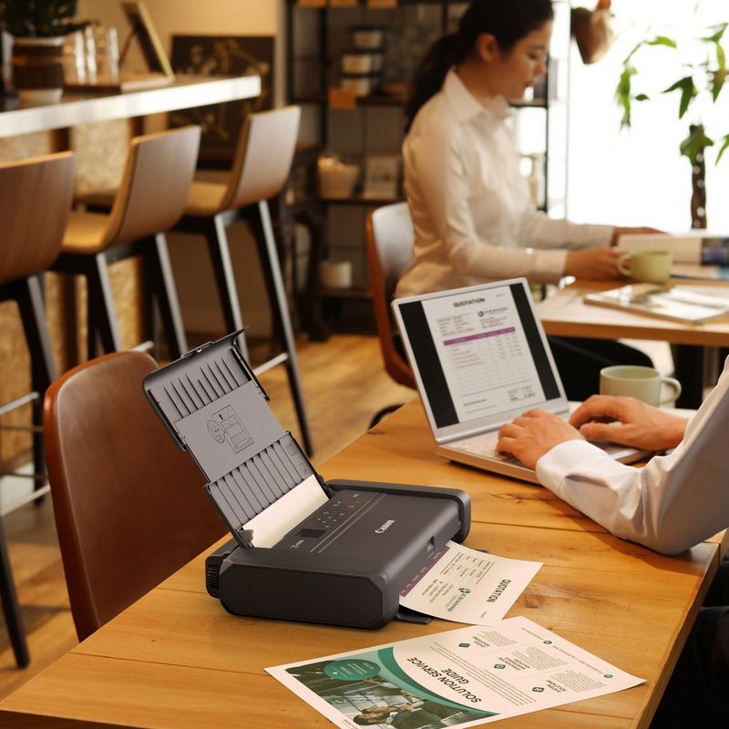 Canon PIXMA TR150 mobiler Tintenstrahldrucker mit Akku Produkt Vorderansicht mit einer Person, die von einem Laptop aus druckt