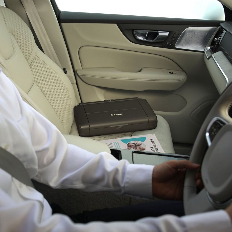 Canon PIXMA TR150 mobiler Tintenstrahldrucker mit Akku Auf einem Autositz