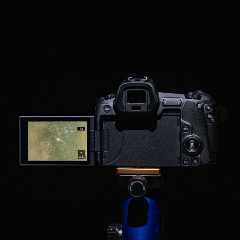 Canon EOS Ra Astrofotografie Kameragehäuse 0 Dreh- und schwenkbares Display, auf dem der Nachthimmel zu sehen ist
