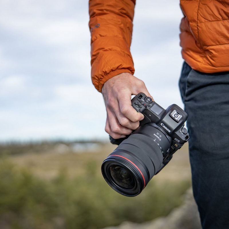 Canon EOS Ra Astrofotografie Kameragehäuse 0 Eine Hand, die die Kamera hält