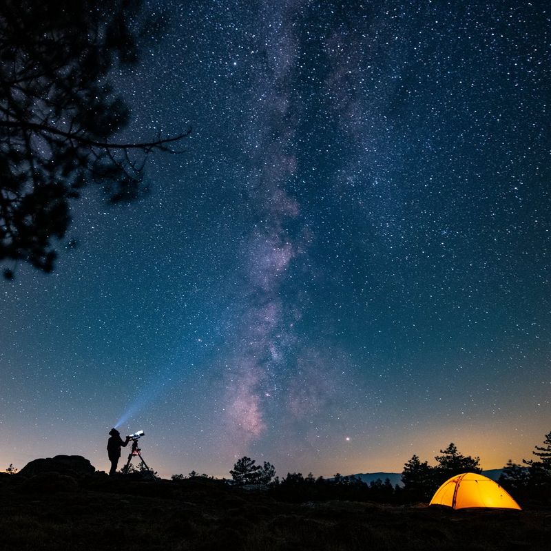 Canon EOS Ra Astrofotografie Kameragehäuse 0 Ein Fotograf, der vor einem Nachthimmel steht