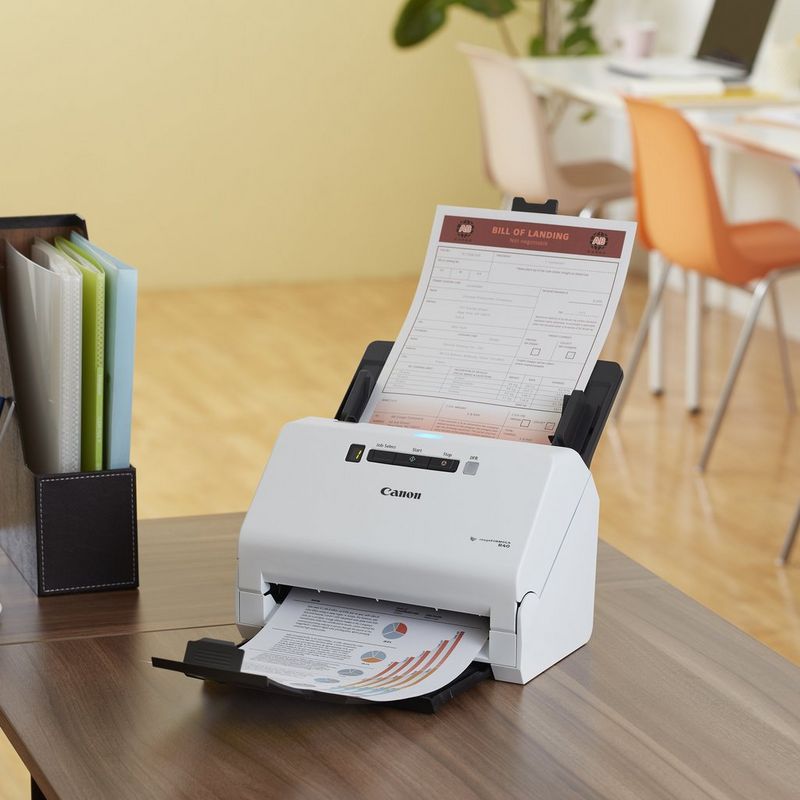 Canon imageFORMULA R40 – Arbeitsplatzscanner Produkt Scanner auf einem Schreibtisch mit Akten