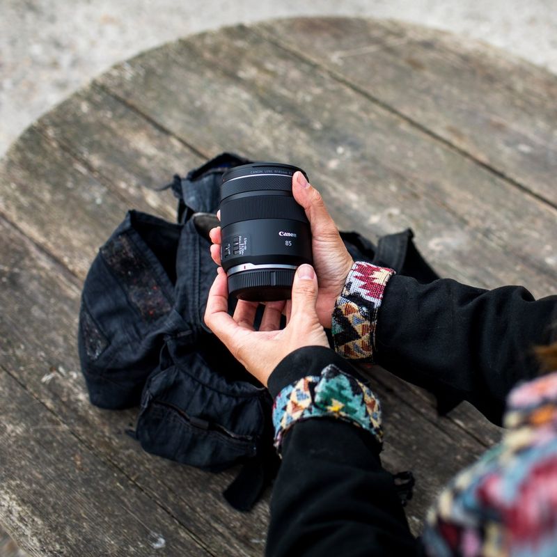 Canon RF 85mm F2 Macro IS STM Objektiv Abnehmen der Staubkappe