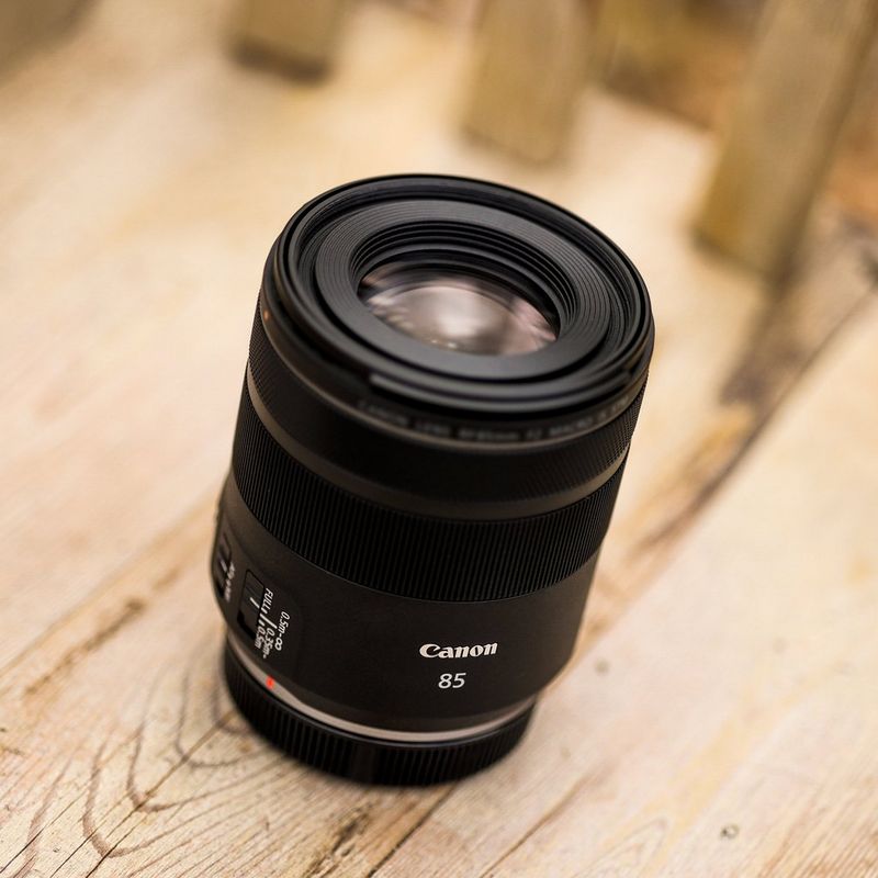 Canon RF 85mm F2 Macro IS STM Objektiv Das Objektiv auf einem Stuhl