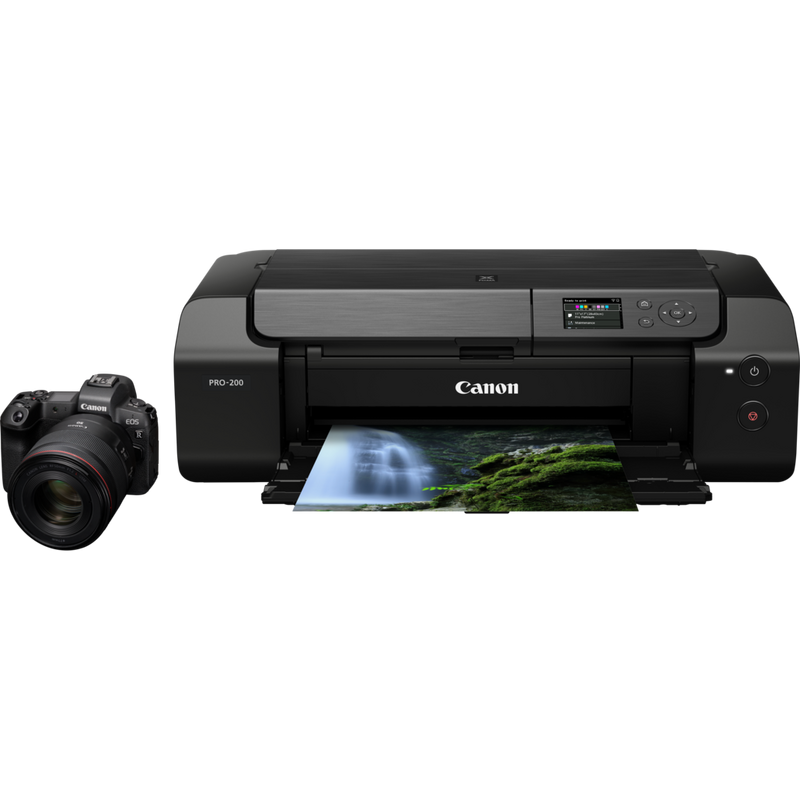 Canon PIXMA PRO-200 A3 Plus Drahtloser Foto-Farbdrucker Produkt Vorderansicht mit ausgeklapptem Papierfach und neben einer EOS R Kamera