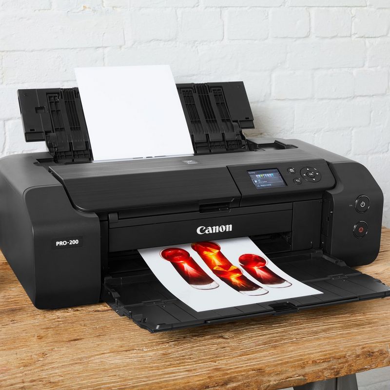 Canon PIXMA PRO-200 A3 Plus Drahtloser Foto-Farbdrucker Produkt Schrägansicht von vorne mit ausgeklapptem Papierfach und Papierstütze