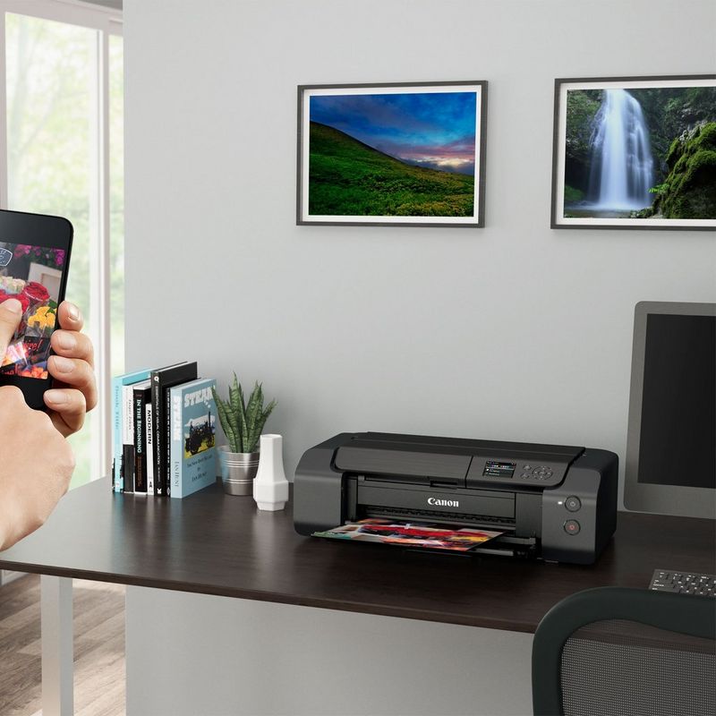 Canon PIXMA PRO-200 A3 Plus Drahtloser Foto-Farbdrucker Produkt Vorderansicht mit einer Person, die von einem Smartphone aus druckt