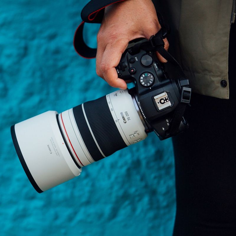 Canon RF 70-200mm F4L IS USM Objektiv Eine Hand, die eine Kamera hält