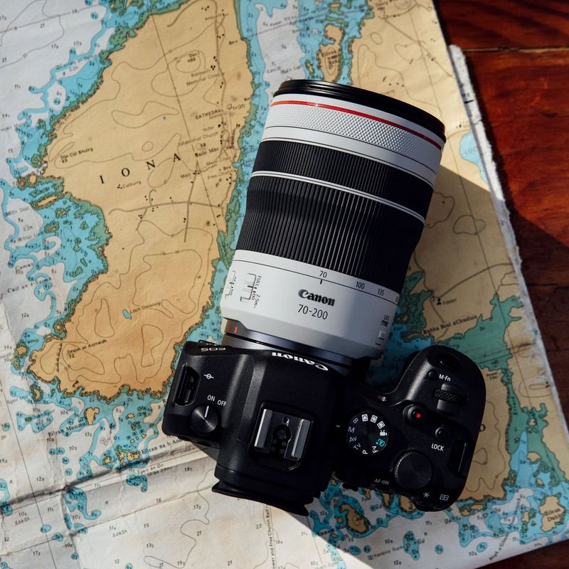 Canon RF 70-200mm F4L IS USM Objektiv Das Objektiv mit einer Kamera auf einer Karte