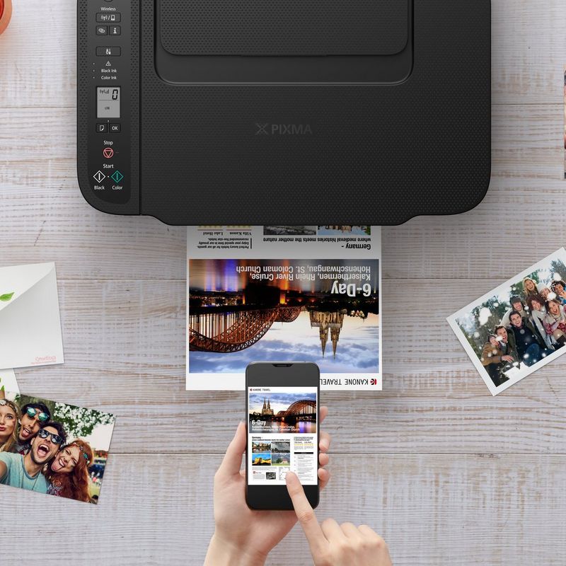 Canon PIXMA TS3450 WLAN-Farb-Multifunktionssystem Fotodrucker, Schwarz Produkt Ansicht von oben mit einer Person, die von einem Smartphone aus druckt