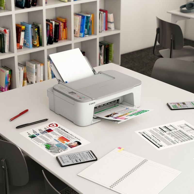 Canon PIXMA TS3451 WLAN-Farb-Multifunktionssystem Fotodrucker, Weiß Auf einem Tisch mit ausgeklapptem Papierfach und Papierstütze