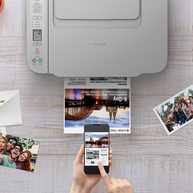 Canon PIXMA TS3451 WLAN-Farb-Multifunktionssystem Fotodrucker, Weiß Produkt Ansicht von oben mit einer Person, die von einem Smartphone aus druckt