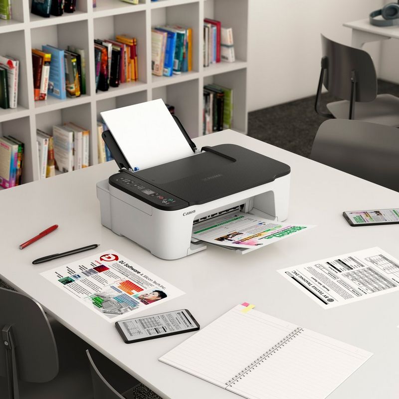 Canon PIXMA TS3452 WLAN-All-in-One-Farbfotodrucker, weiß mit schwarzer Oberseite Auf einem Tisch mit ausgeklapptem Papierfach und Papierstütze