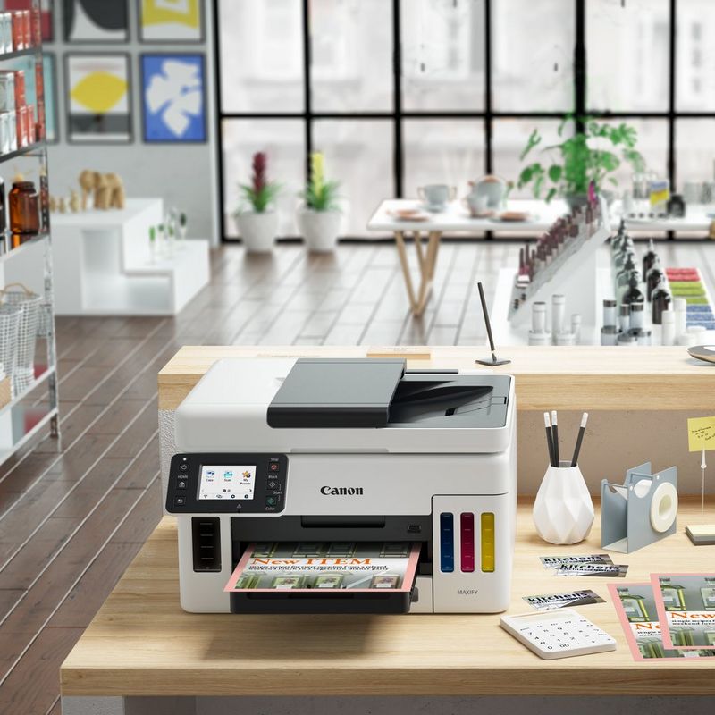 MAXIFY GX6050 MegaTank 3-in-1 Tintenstrahl-Multifunktionssystem mit nachfüllbaren Tintentanks und WLAN Auf einem Tisch mit ausgeklapptem Papierfach